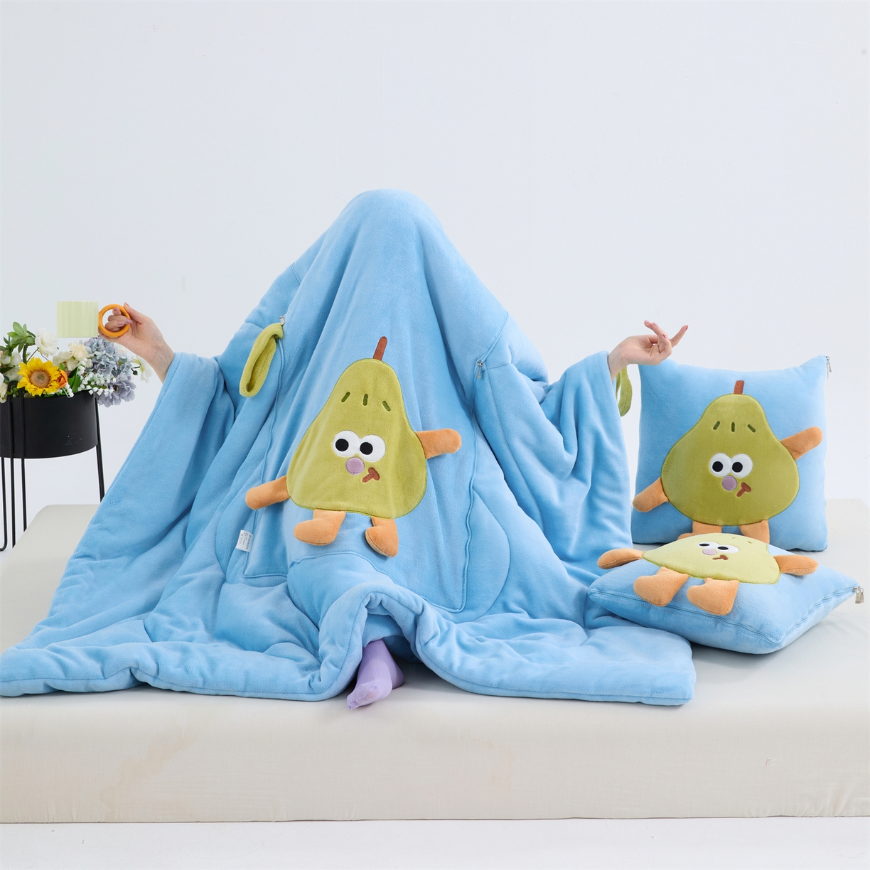 91家纺网 家纺一手货源 找家纺 照世家纺 2025新款牛奶绒抗菌棉pear款抱枕被 宝石蓝