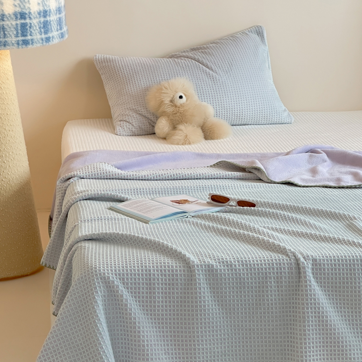 91家纺网 家纺一手货源 找家纺 桃子家居 2025新款A类ins菠萝毯全消光烂花撞色华夫格三角针工艺加厚牛奶绒毛毯多功能毯 绒-菠萝毯绿紫