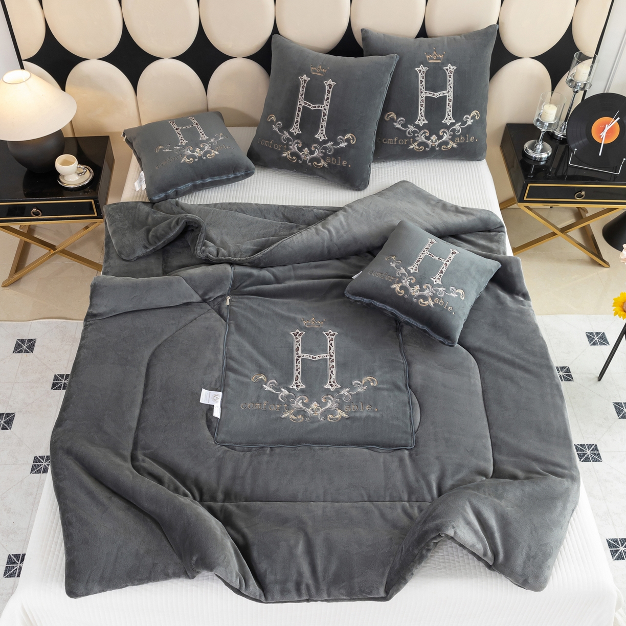 91家纺网 家纺一手货源 找家纺 照世家纺 2025新款牛奶绒简约复古款抱枕被 深灰