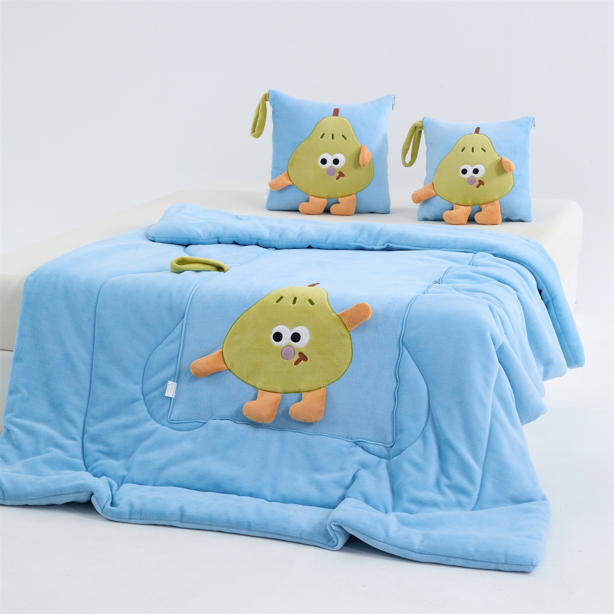 91家纺网 家纺一手货源 找家纺 照世家纺 2025新款牛奶绒抗菌棉pear款抱枕被 宝石蓝