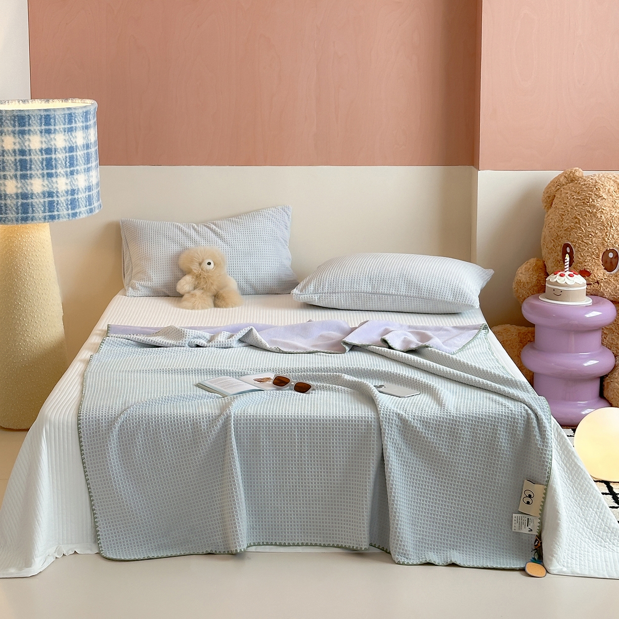 91家纺网 家纺一手货源 找家纺 桃子家居 2025新款A类ins菠萝毯全消光烂花撞色华夫格三角针工艺加厚牛奶绒毛毯多功能毯 绒-菠萝毯绿紫