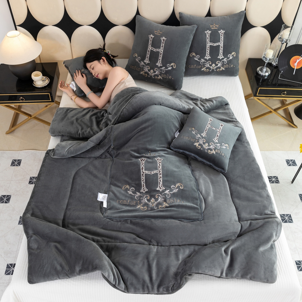 91家纺网 家纺一手货源 找家纺 照世家纺 2025新款牛奶绒简约复古款抱枕被 深灰