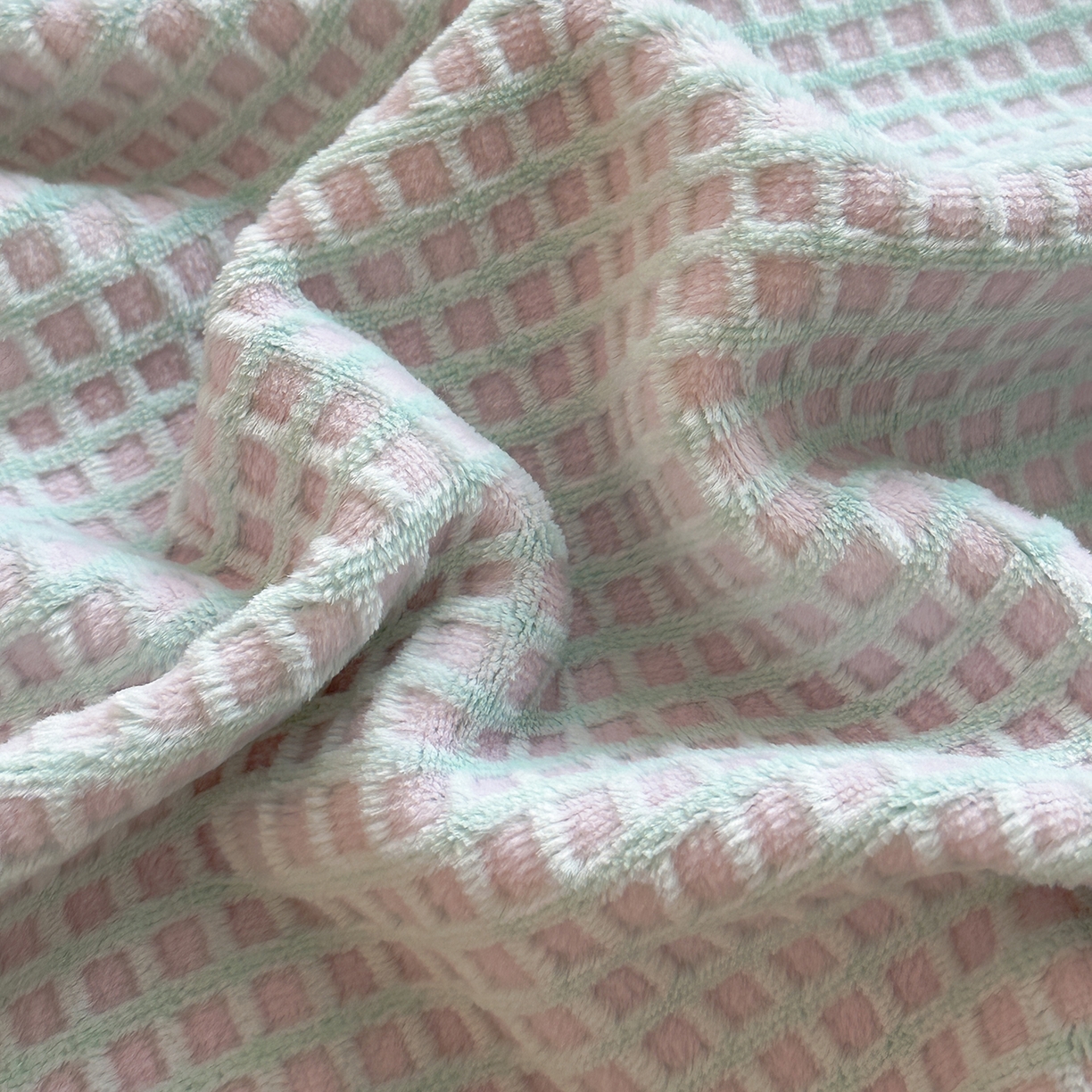 91家纺网 家纺一手货源 找家纺 桃子家居 2025新款A类ins菠萝毯全消光烂花撞色华夫格三角针工艺加厚牛奶绒毛毯多功能毯 绒-菠萝毯绿紫