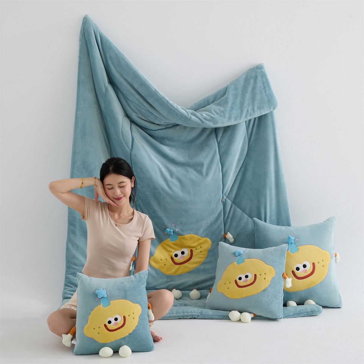 91家纺网 家纺一手货源 找家纺 照世家纺 2025新款牛奶绒抗菌棉mango款抱枕被 秋蓝