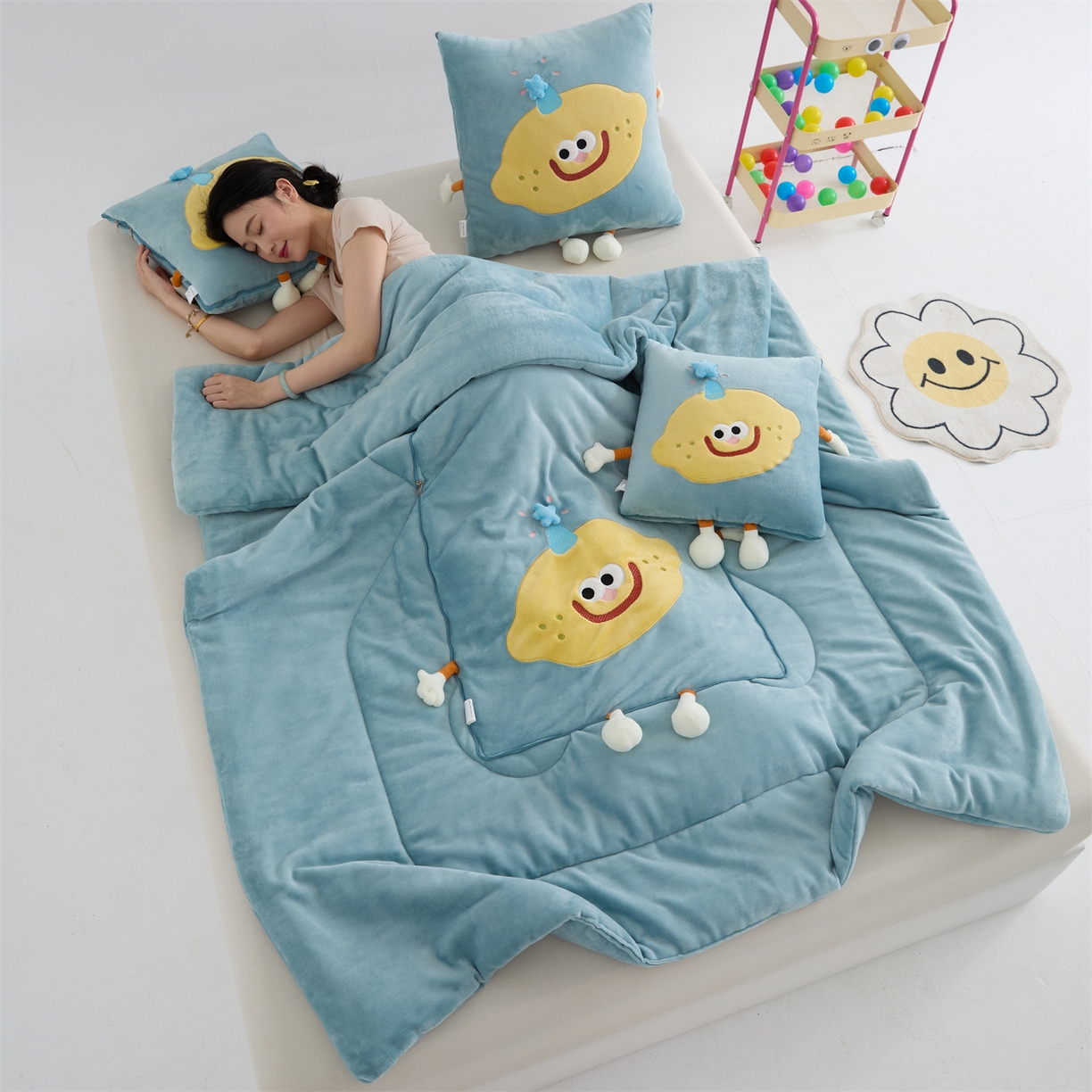 91家纺网 家纺一手货源 找家纺 照世家纺 2025新款牛奶绒抗菌棉mango款抱枕被 秋蓝