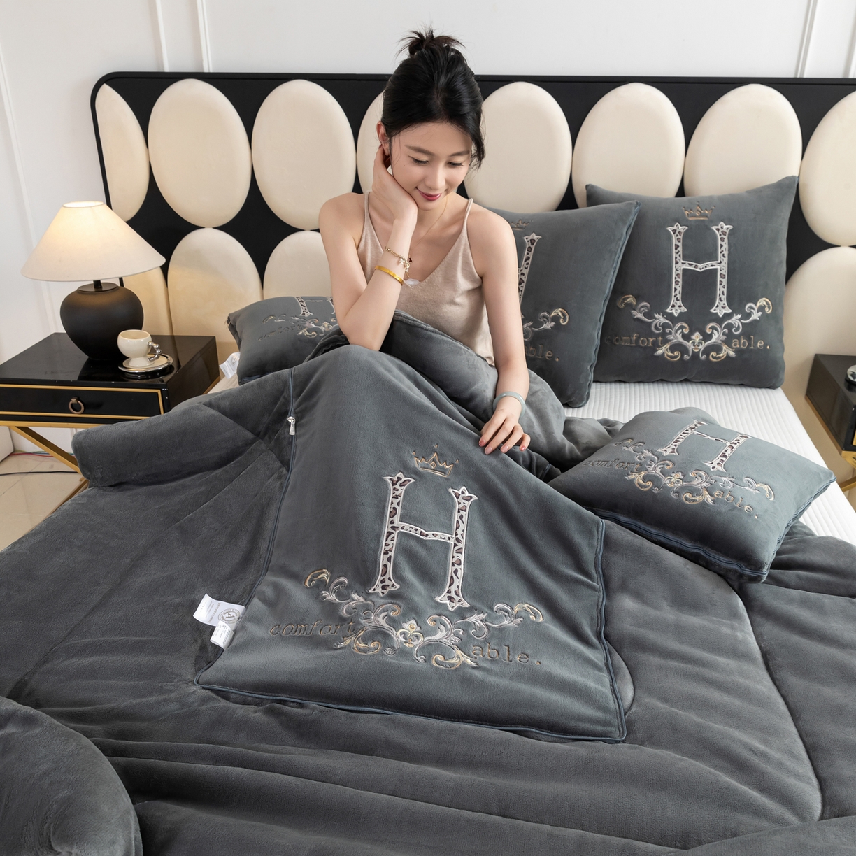 91家纺网 家纺一手货源 找家纺 照世家纺 2025新款牛奶绒简约复古款抱枕被 深灰