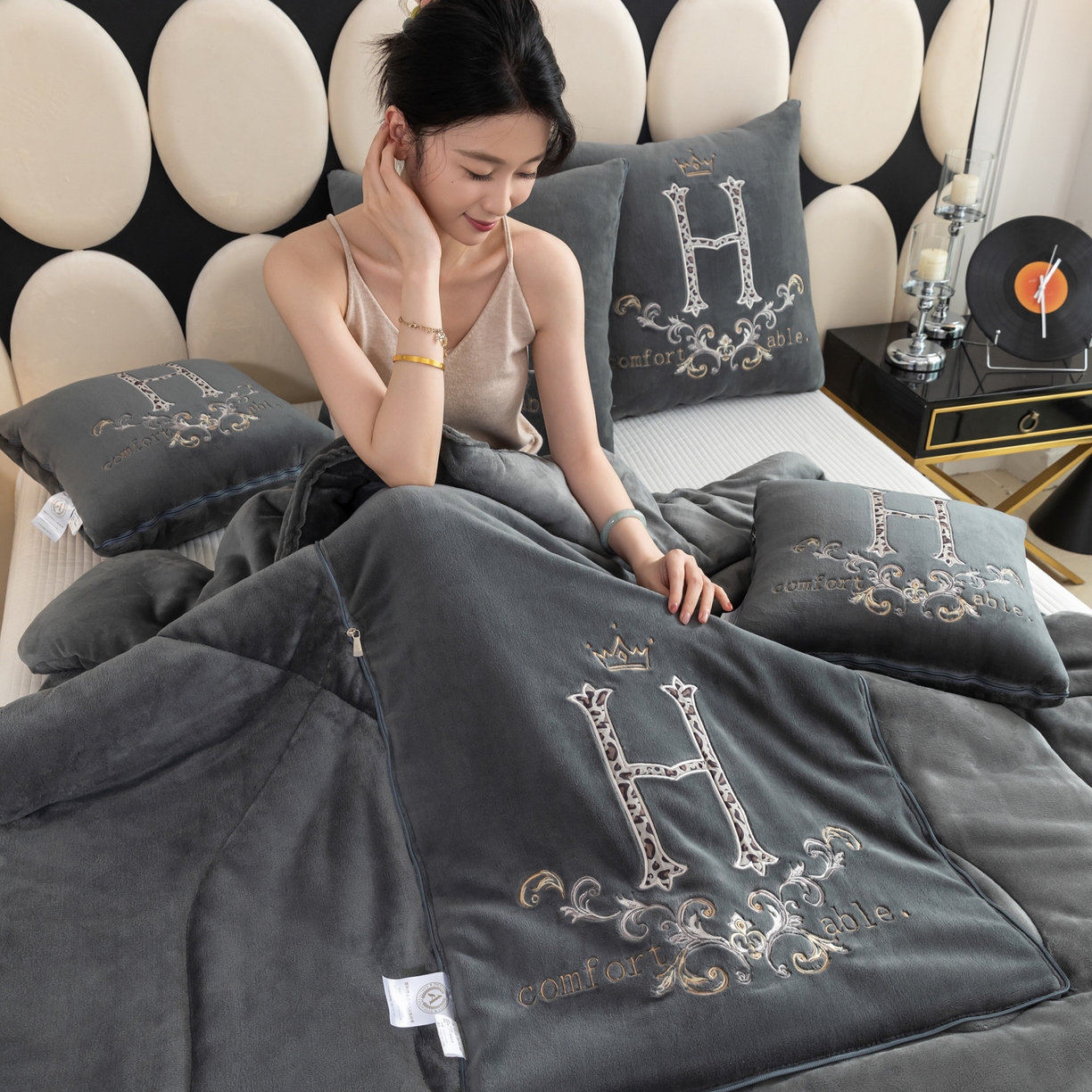 91家纺网 家纺一手货源 找家纺 照世家纺 2025新款牛奶绒简约复古款抱枕被 深灰