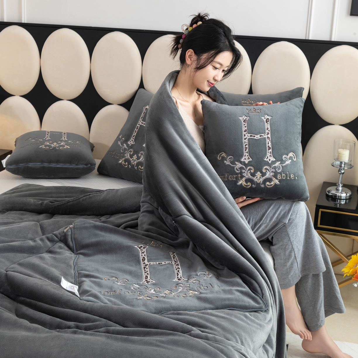 91家纺网 家纺一手货源 找家纺 照世家纺 2025新款牛奶绒简约复古款抱枕被 深灰