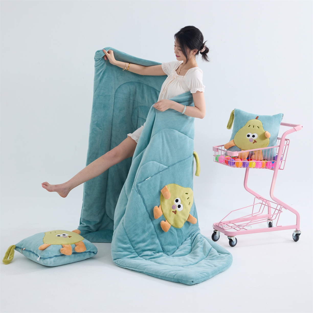 91家纺网 家纺一手货源 找家纺 照世家纺 2025新款牛奶绒抗菌棉pear款抱枕被 薄荷绿