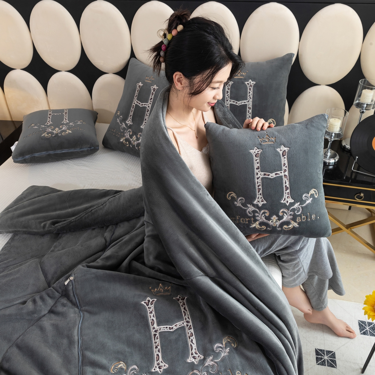 91家纺网 家纺一手货源 找家纺 照世家纺 2025新款牛奶绒简约复古款抱枕被 深灰