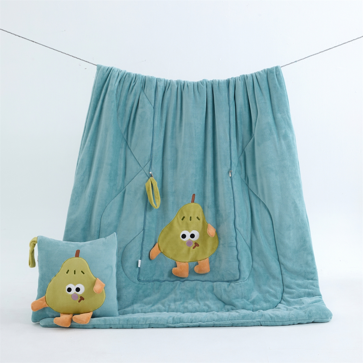 91家纺网 家纺一手货源 找家纺 照世家纺 2025新款牛奶绒抗菌棉pear款抱枕被 薄荷绿