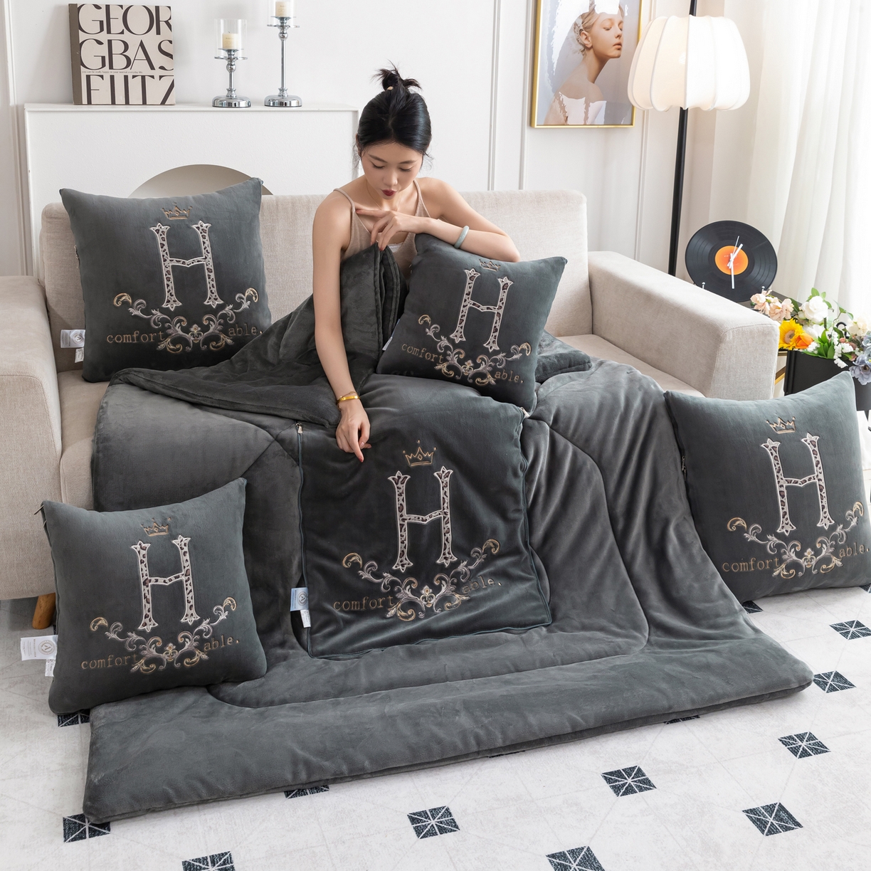 91家纺网 家纺一手货源 找家纺 照世家纺 2025新款牛奶绒简约复古款抱枕被 深灰