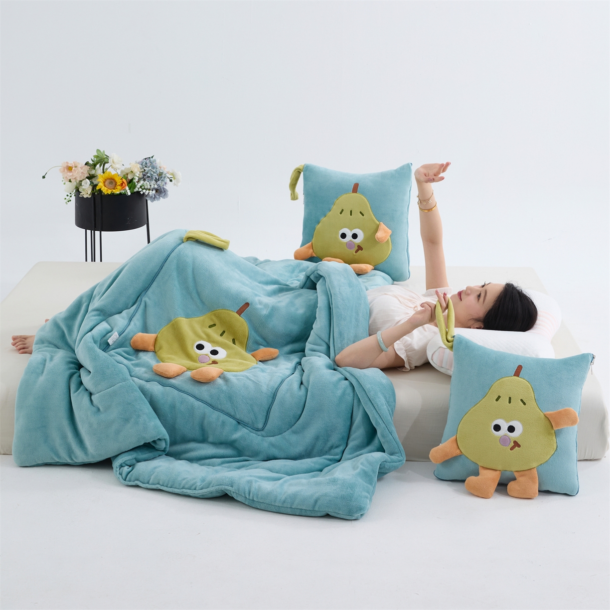 91家纺网 家纺一手货源 找家纺 照世家纺 2025新款牛奶绒抗菌棉pear款抱枕被 薄荷绿