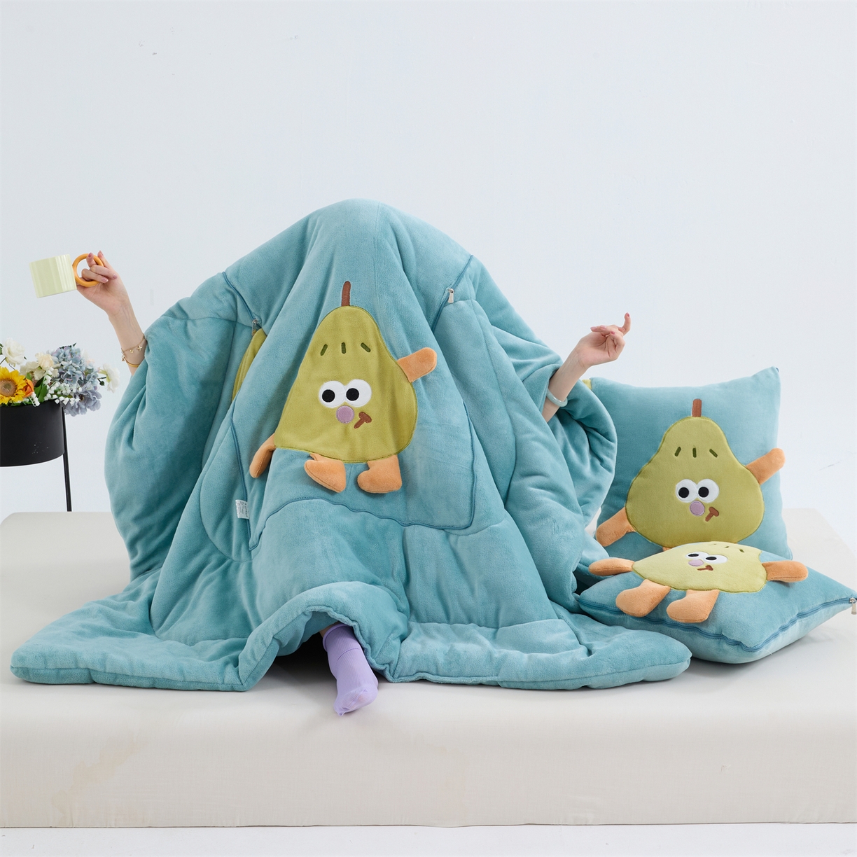 91家纺网 家纺一手货源 找家纺 照世家纺 2025新款牛奶绒抗菌棉pear款抱枕被 薄荷绿