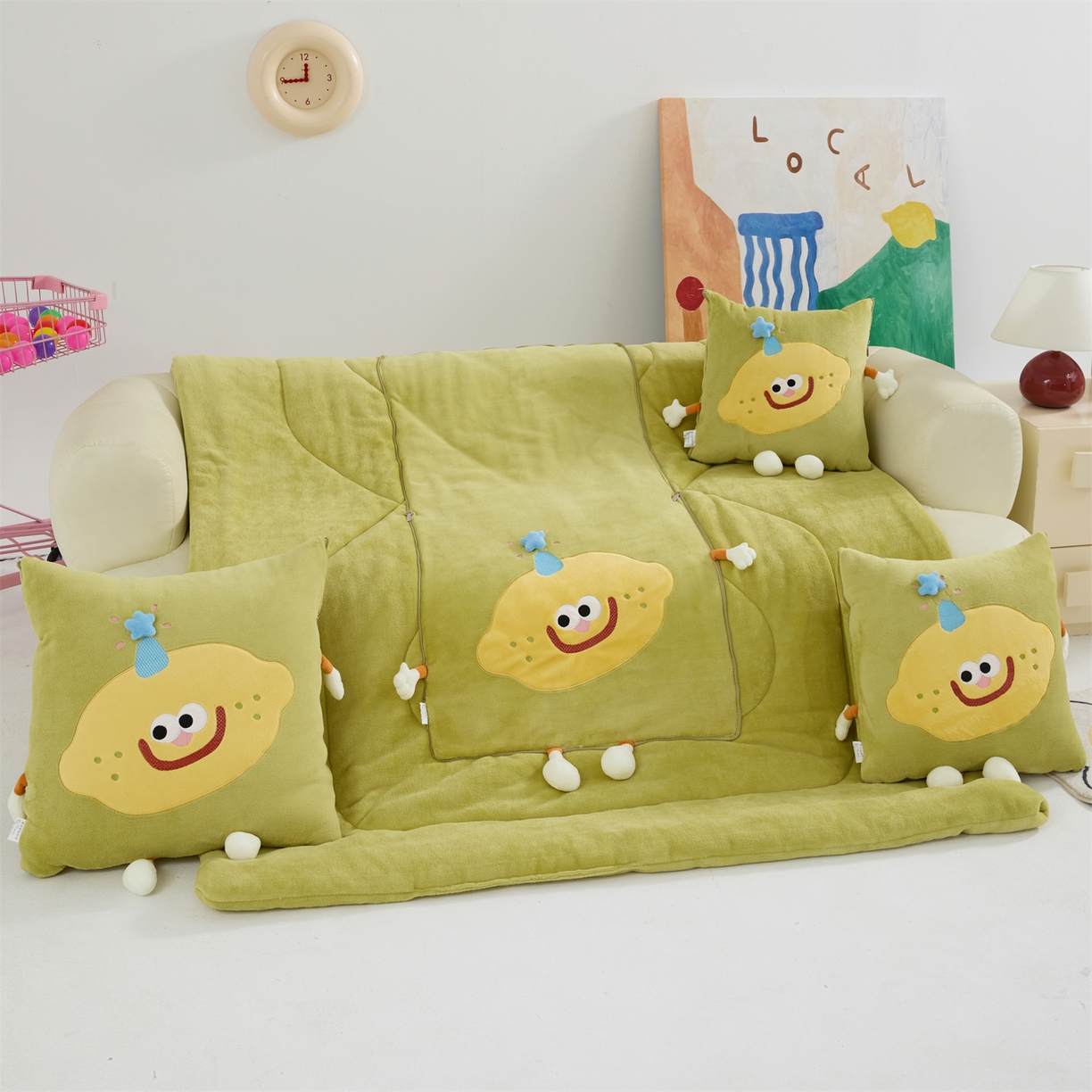 91家纺网 家纺一手货源 找家纺 照世家纺 2025新款牛奶绒抗菌棉mango款抱枕被 仙草绿