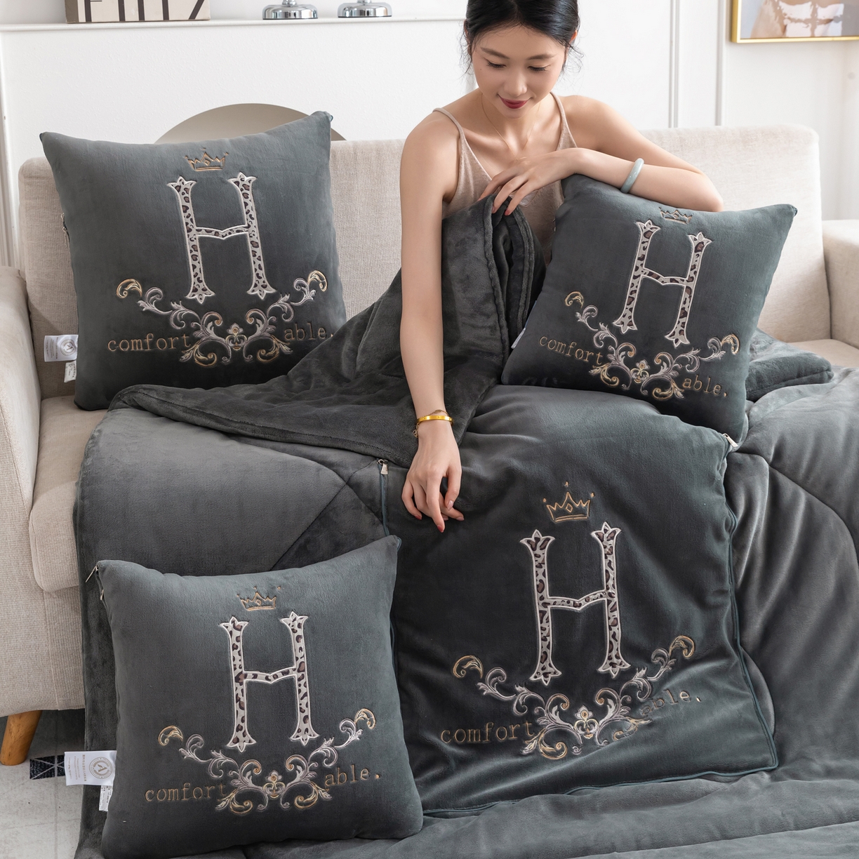 91家纺网 家纺一手货源 找家纺 照世家纺 2025新款牛奶绒简约复古款抱枕被 深灰