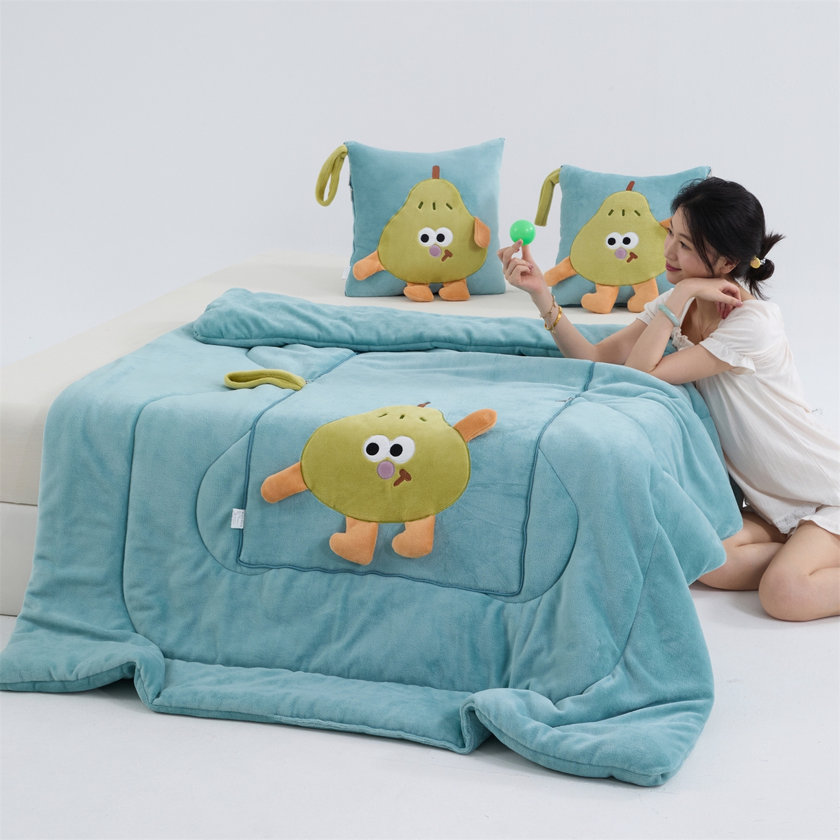 91家纺网 家纺一手货源 找家纺 照世家纺 2025新款牛奶绒抗菌棉pear款抱枕被 薄荷绿