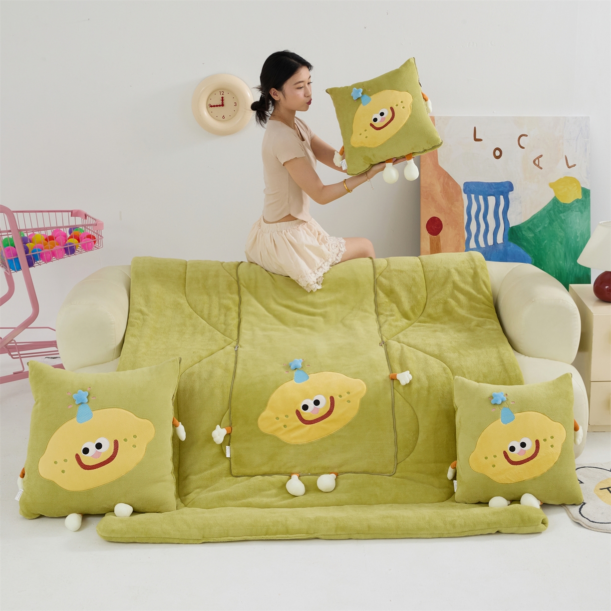 91家纺网 家纺一手货源 找家纺 照世家纺 2025新款牛奶绒抗菌棉mango款抱枕被 仙草绿