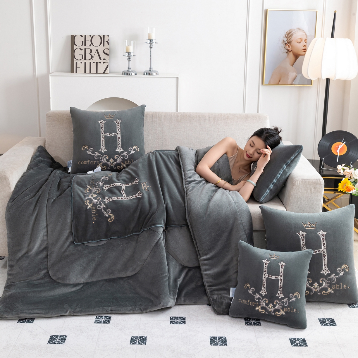 91家纺网 家纺一手货源 找家纺 照世家纺 2025新款牛奶绒简约复古款抱枕被 深灰