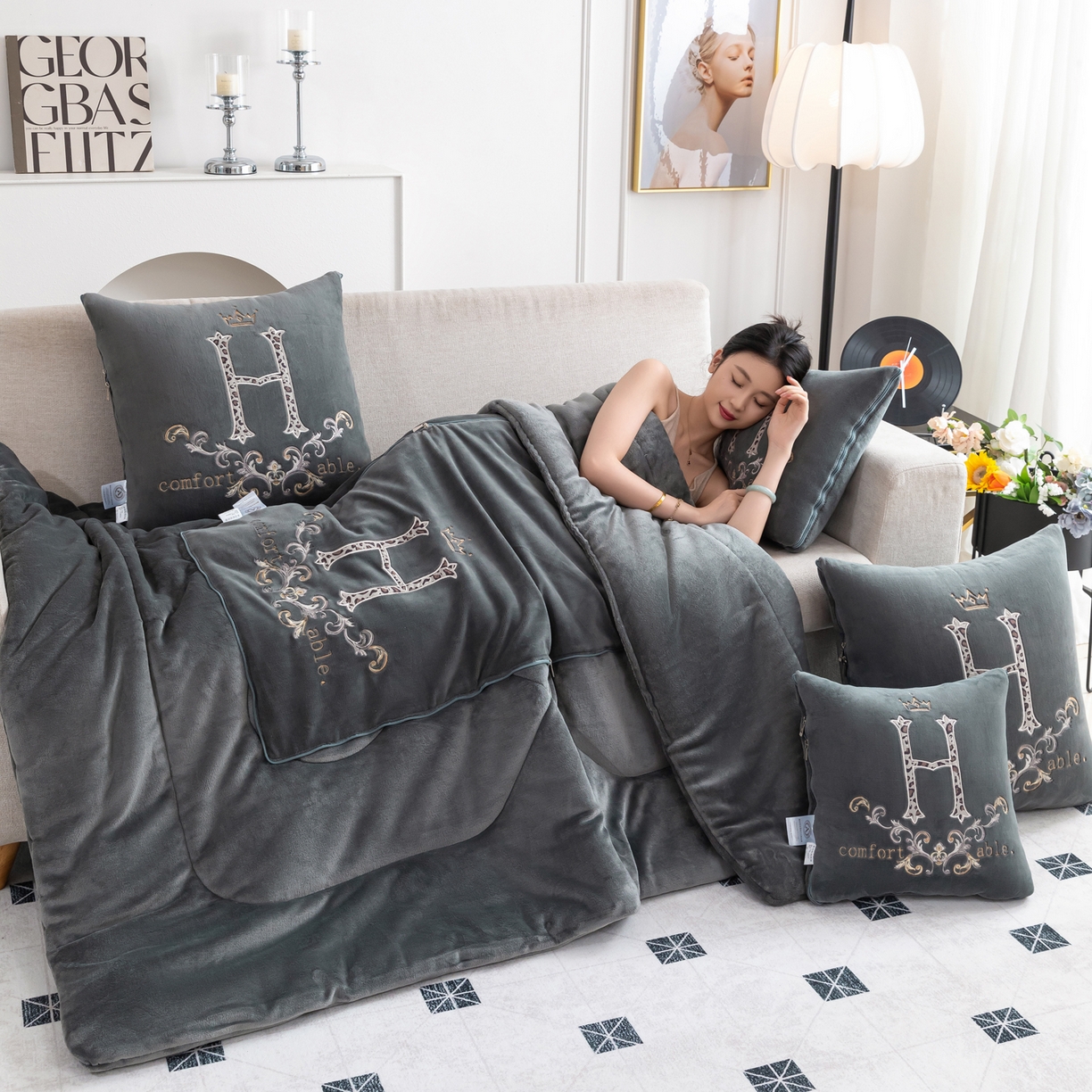 91家纺网 家纺一手货源 找家纺 照世家纺 2025新款牛奶绒简约复古款抱枕被 深灰