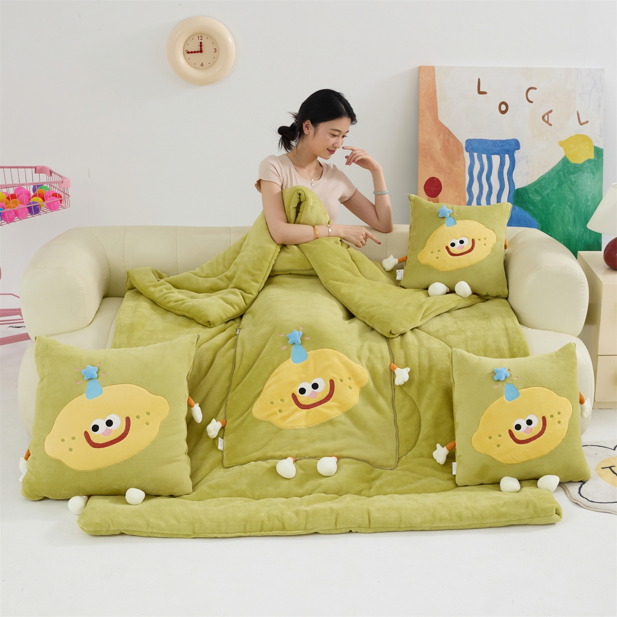 91家纺网 家纺一手货源 找家纺 照世家纺 2025新款牛奶绒抗菌棉mango款抱枕被 仙草绿