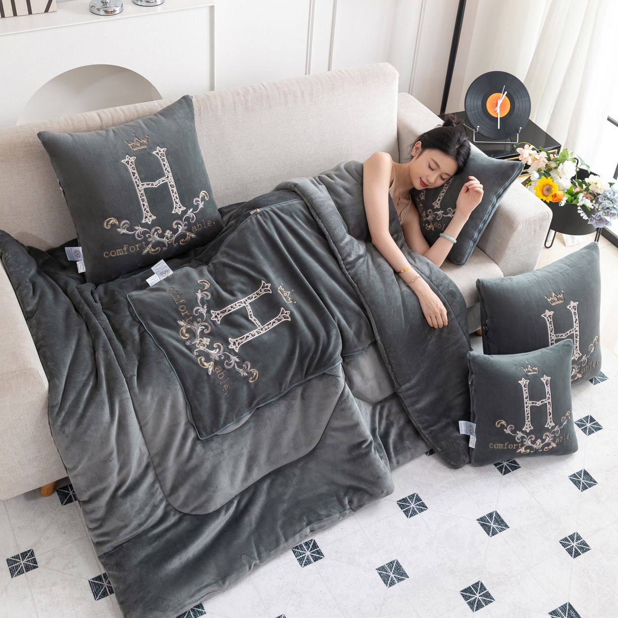 91家纺网 家纺一手货源 找家纺 照世家纺 2025新款牛奶绒简约复古款抱枕被 深灰