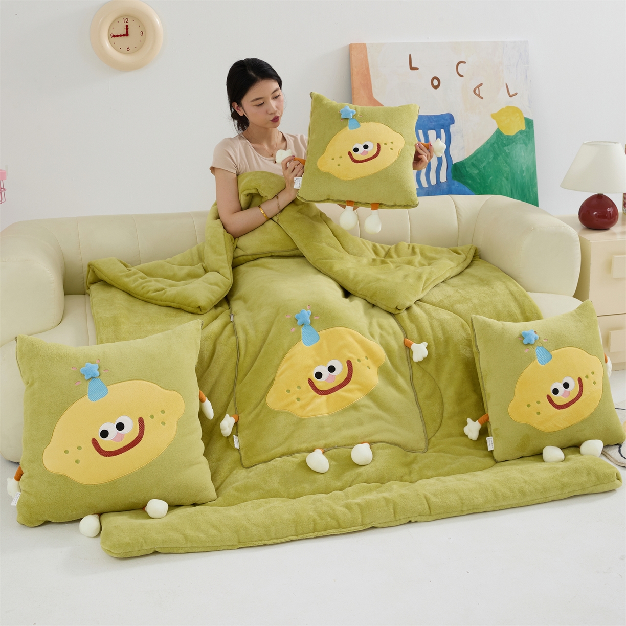 91家纺网 家纺一手货源 找家纺 照世家纺 2025新款牛奶绒抗菌棉mango款抱枕被 仙草绿