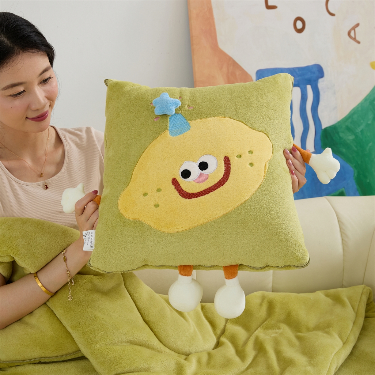 91家纺网 家纺一手货源 找家纺 照世家纺 2025新款牛奶绒抗菌棉mango款抱枕被 仙草绿