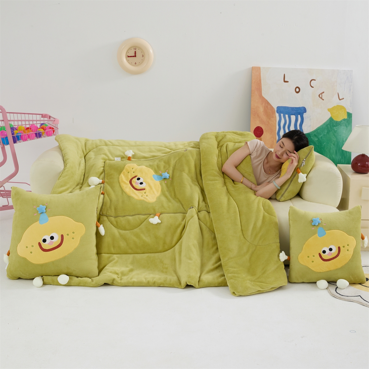 91家纺网 家纺一手货源 找家纺 照世家纺 2025新款牛奶绒抗菌棉mango款抱枕被 仙草绿