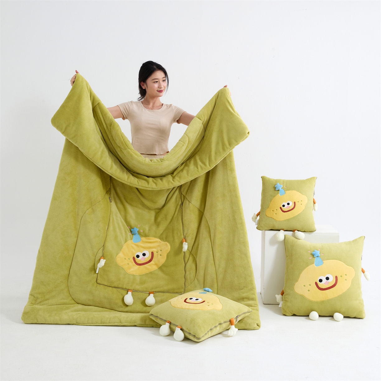 91家纺网 家纺一手货源 找家纺 照世家纺 2025新款牛奶绒抗菌棉mango款抱枕被 仙草绿