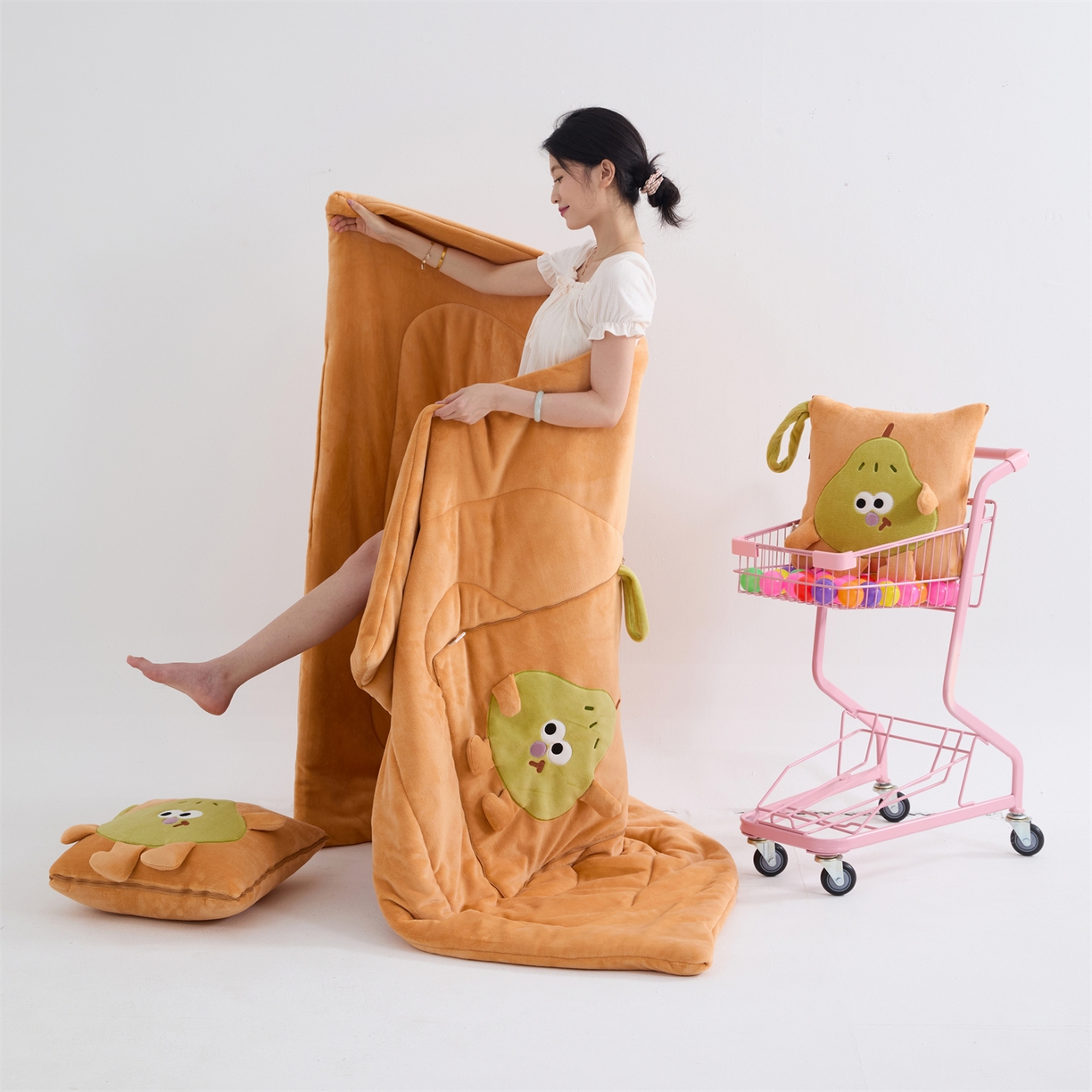 91家纺网 家纺一手货源 找家纺 照世家纺 2025新款牛奶绒抗菌棉pear款抱枕被 橘色