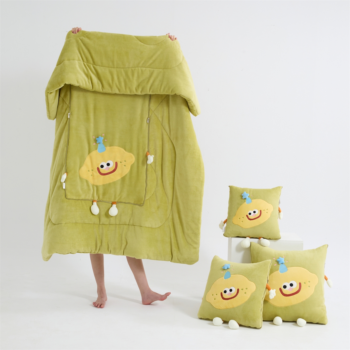 91家纺网 家纺一手货源 找家纺 照世家纺 2025新款牛奶绒抗菌棉mango款抱枕被 仙草绿