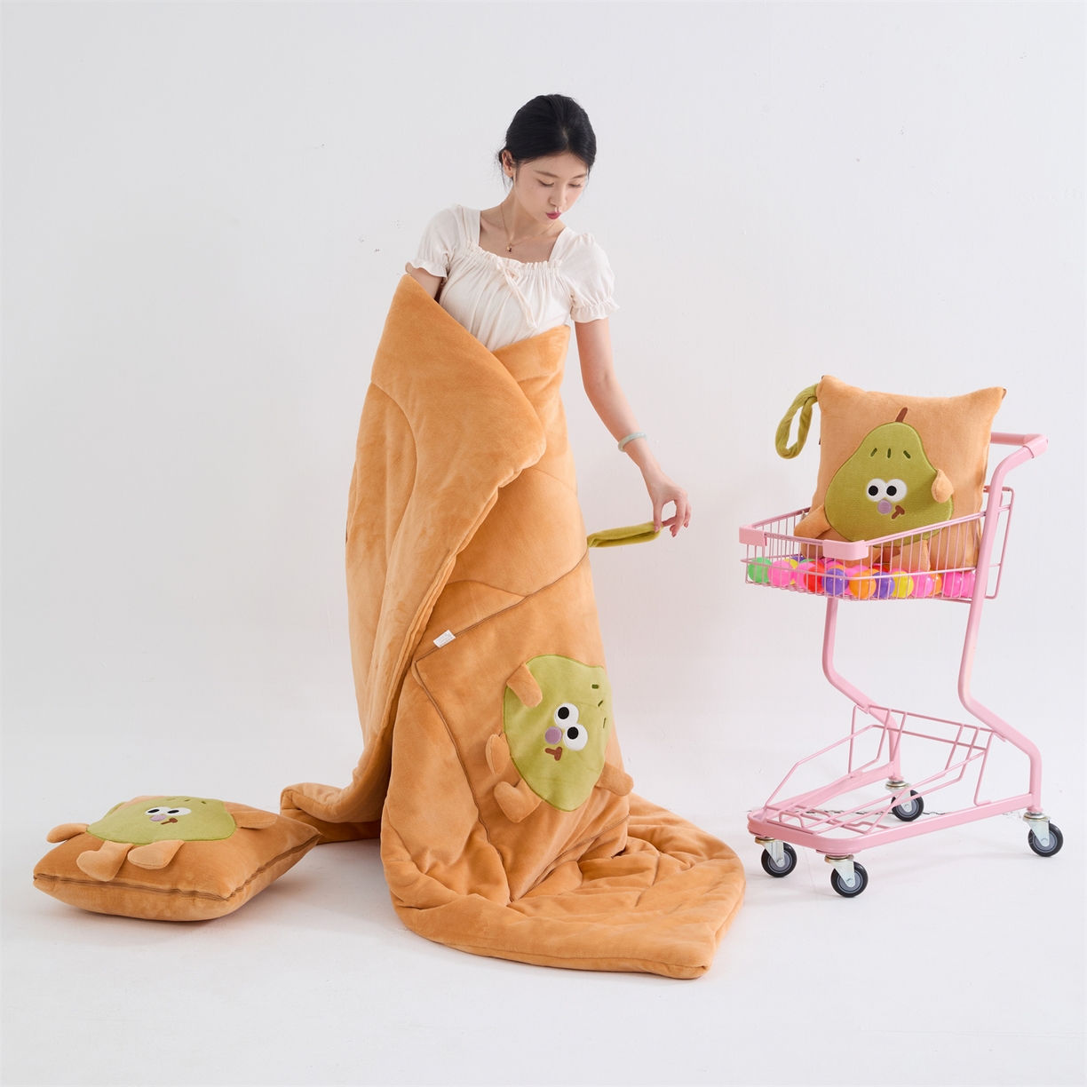 91家纺网 家纺一手货源 找家纺 照世家纺 2025新款牛奶绒抗菌棉pear款抱枕被 橘色