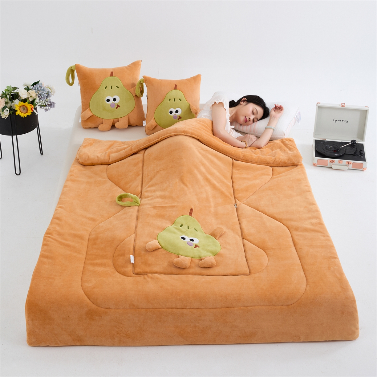 91家纺网 家纺一手货源 找家纺 照世家纺 2025新款牛奶绒抗菌棉pear款抱枕被 橘色