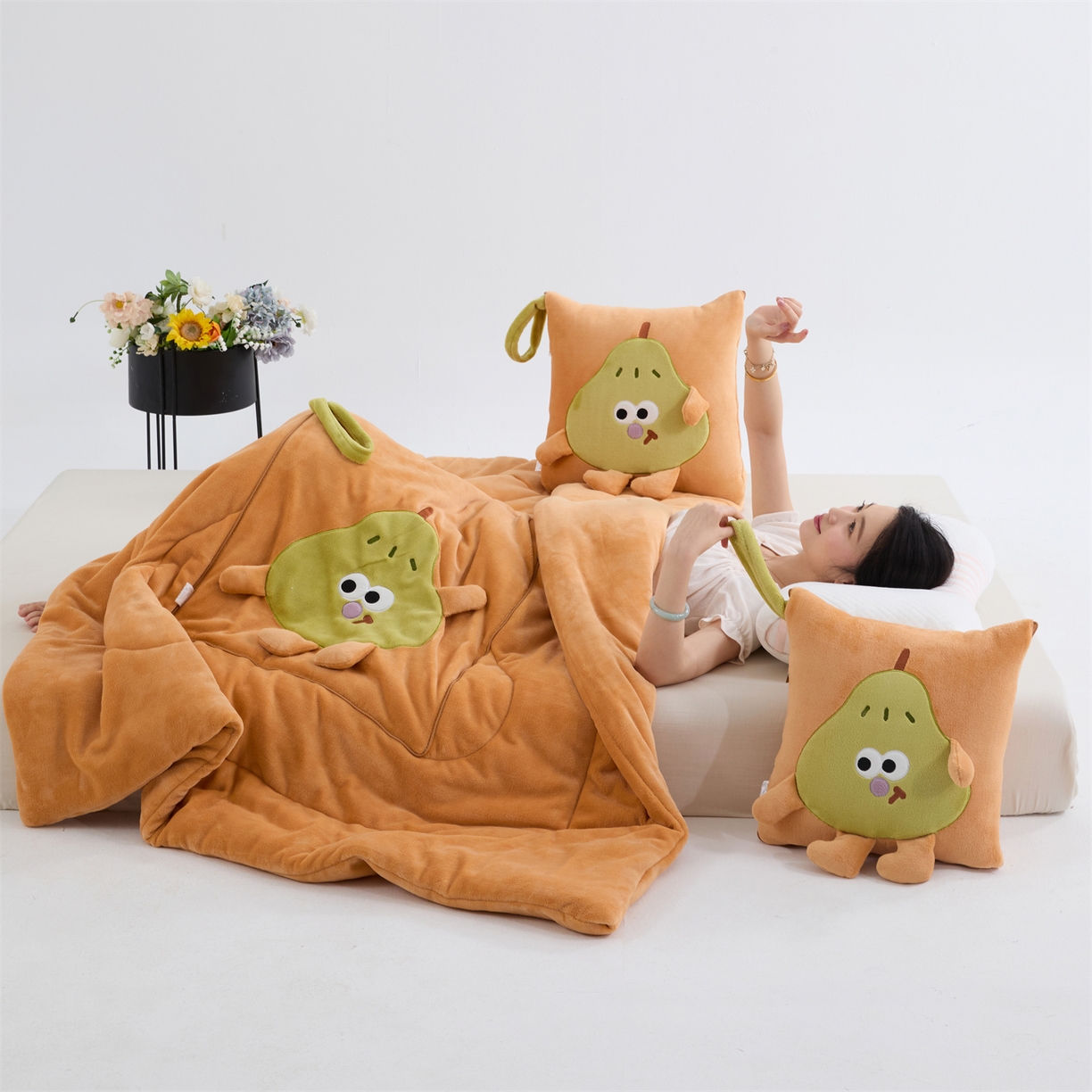 91家纺网 家纺一手货源 找家纺 照世家纺 2025新款牛奶绒抗菌棉pear款抱枕被 橘色