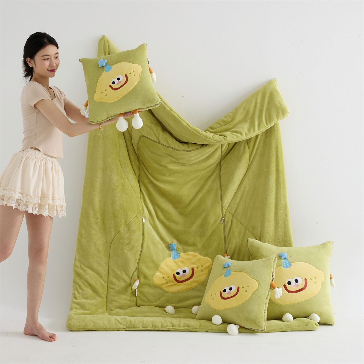 91家纺网 家纺一手货源 找家纺 照世家纺 2025新款牛奶绒抗菌棉mango款抱枕被 仙草绿