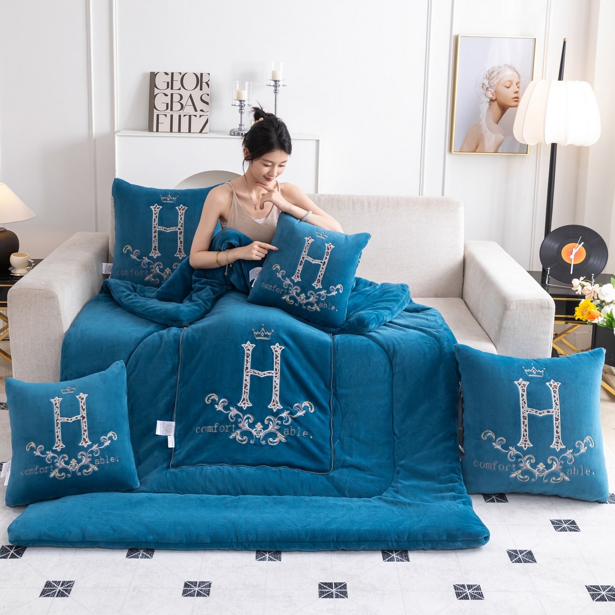 照世家纺 2025新款牛奶绒简约复古款抱枕被 深蓝