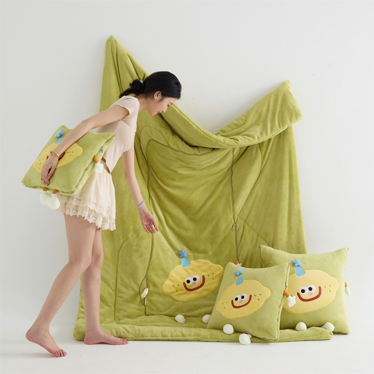 91家纺网 家纺一手货源 找家纺 照世家纺 2025新款牛奶绒抗菌棉mango款抱枕被 仙草绿