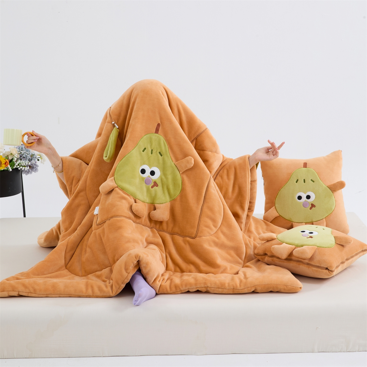 91家纺网 家纺一手货源 找家纺 照世家纺 2025新款牛奶绒抗菌棉pear款抱枕被 橘色