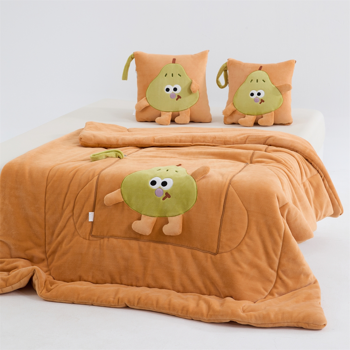 91家纺网 家纺一手货源 找家纺 照世家纺 2025新款牛奶绒抗菌棉pear款抱枕被 橘色