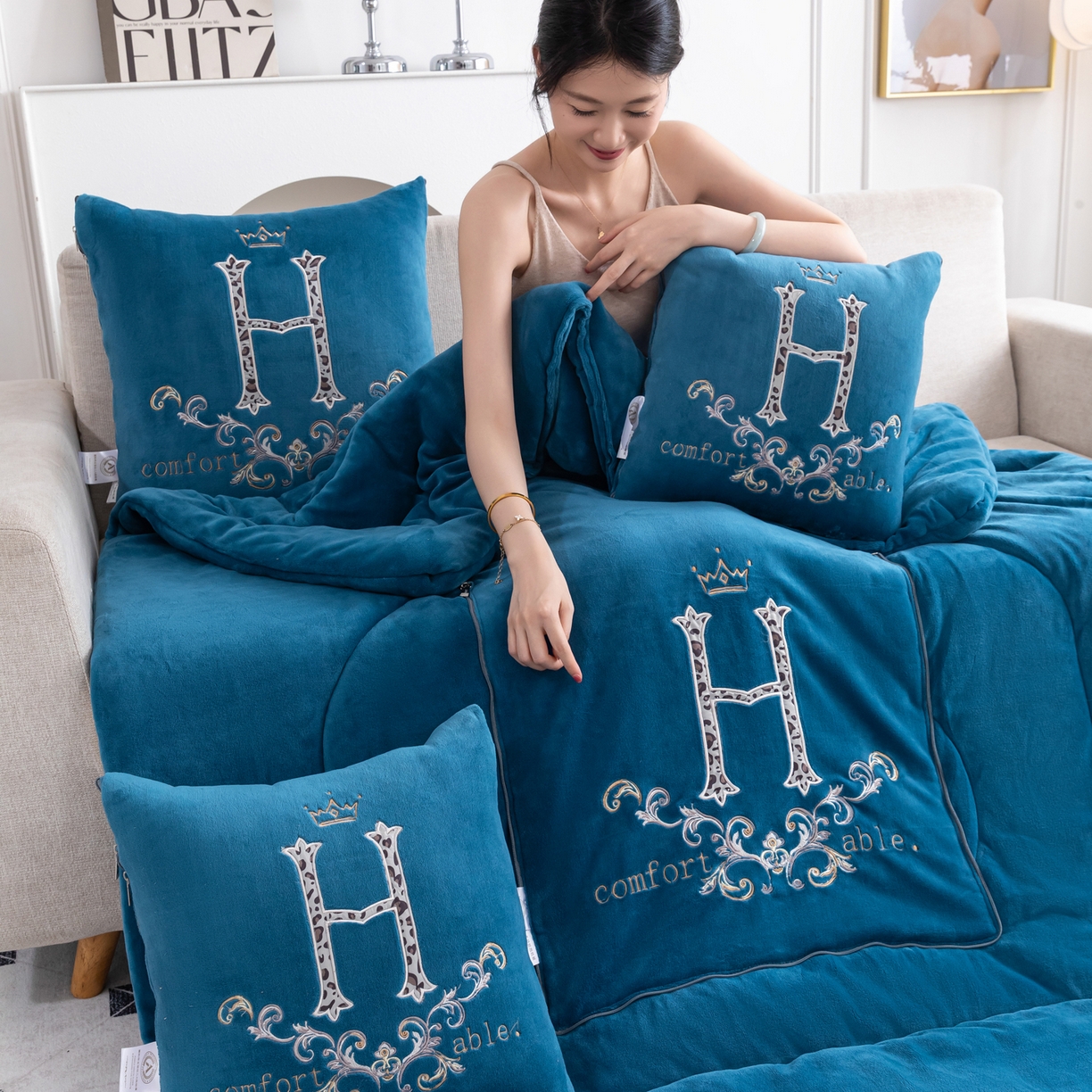 91家纺网 家纺一手货源 找家纺 照世家纺 2025新款牛奶绒简约复古款抱枕被 深蓝