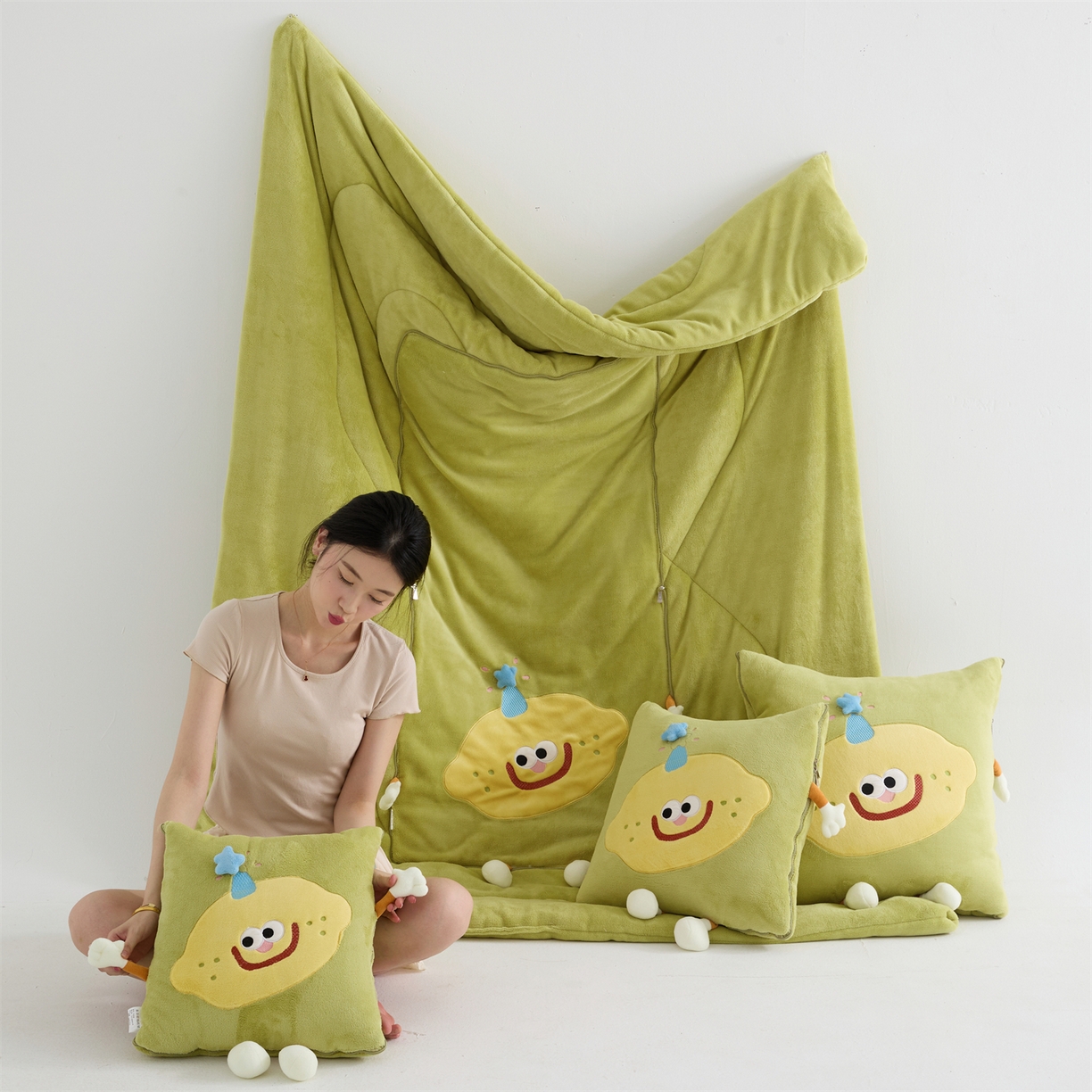 91家纺网 家纺一手货源 找家纺 照世家纺 2025新款牛奶绒抗菌棉mango款抱枕被 仙草绿