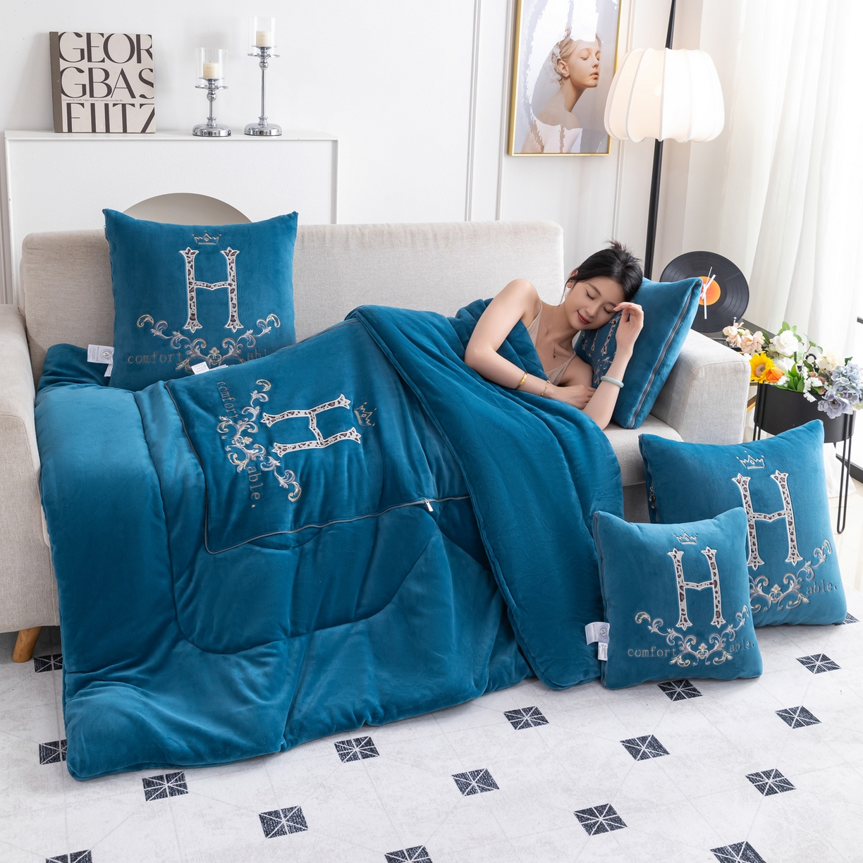 91家纺网 家纺一手货源 找家纺 照世家纺 2025新款牛奶绒简约复古款抱枕被 深蓝