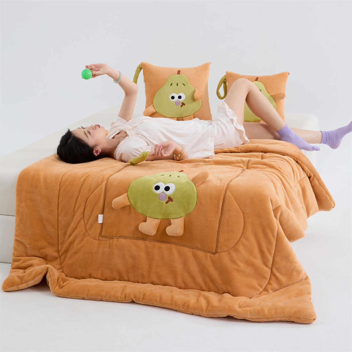 91家纺网 家纺一手货源 找家纺 照世家纺 2025新款牛奶绒抗菌棉pear款抱枕被 橘色