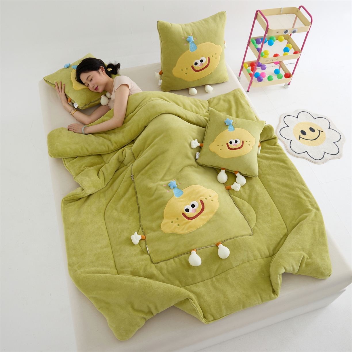 91家纺网 家纺一手货源 找家纺 照世家纺 2025新款牛奶绒抗菌棉mango款抱枕被 仙草绿