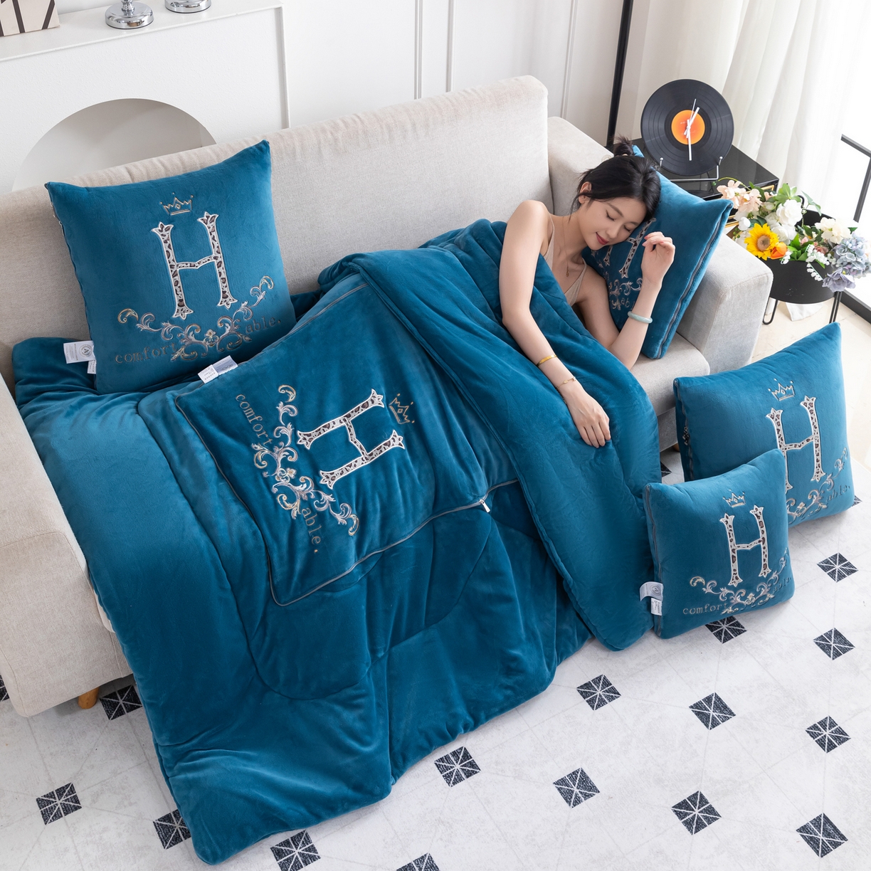 91家纺网 家纺一手货源 找家纺 照世家纺 2025新款牛奶绒简约复古款抱枕被 深蓝