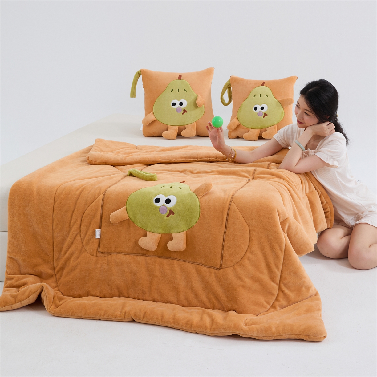 91家纺网 家纺一手货源 找家纺 照世家纺 2025新款牛奶绒抗菌棉pear款抱枕被 橘色