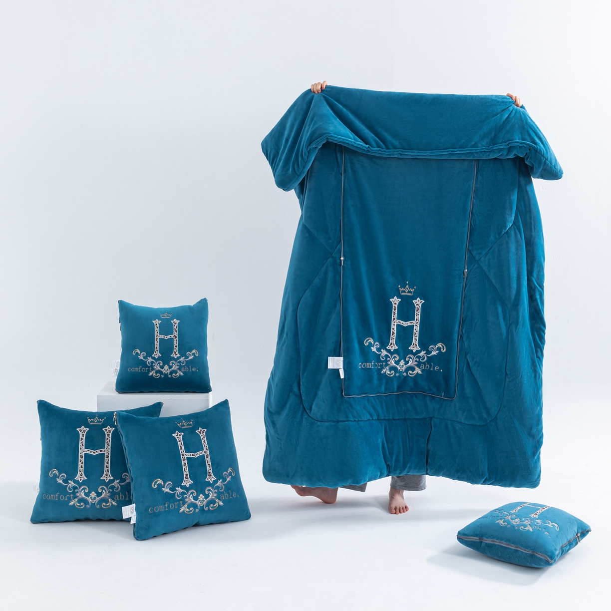 91家纺网 家纺一手货源 找家纺 照世家纺 2025新款牛奶绒简约复古款抱枕被 深蓝