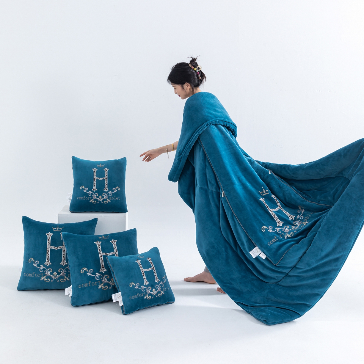 91家纺网 家纺一手货源 找家纺 照世家纺 2025新款牛奶绒简约复古款抱枕被 深蓝