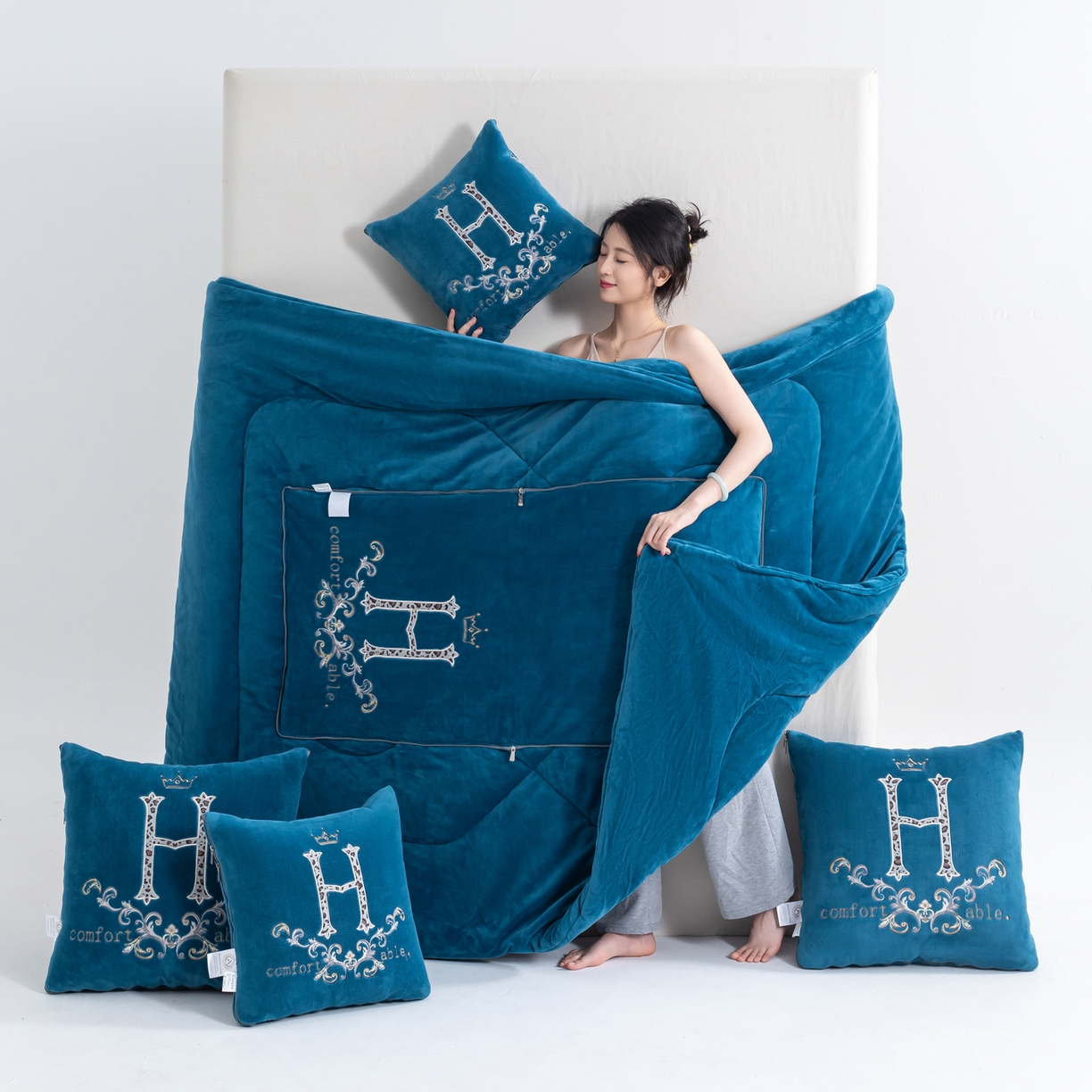 91家纺网 家纺一手货源 找家纺 照世家纺 2025新款牛奶绒简约复古款抱枕被 深蓝